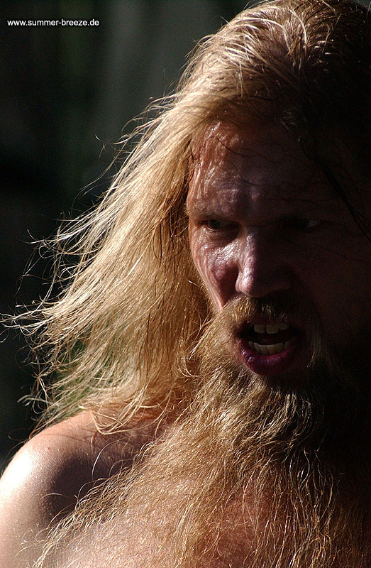 Bild eines Mitglieds der Band Amon Amarth beim Live-Auftritt.